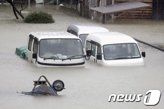  12일 제19호 태풍 하기비스의 영향으로 폭우가 쏟아진 일본 미에현의 도로가 물에 잠겨 있다.© 로이터=뉴스1