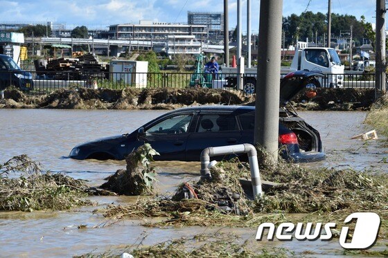  12일 제19호 태풍 하기비스의 영향으로 폭우가 쏟아진 일본 사이타마현 히가시 마쓰야마에서 차량 한 대가 물에 잠겨 있다. © AFP=뉴스1