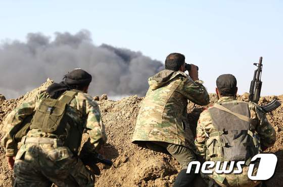 터키의 지원을 받는 시리아 반군이 12일(현지시간) 라스알아인을 공격하고 있다. © AFP=뉴스1