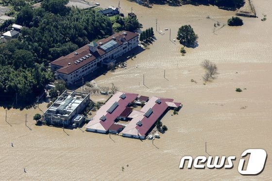12일 태풍 하기비스의 영향으로 강이 범람하며 물에 잠긴 사이타마현 가와고에시 요양원 전경.  © AFP=뉴스1