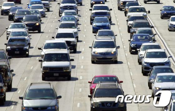 미국 캘리포니아주 로스앤젤레스(LA) 고속도로에 늘어선 차량들. © AFP=뉴스1