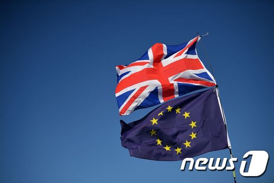 영국 국기(사진 위)와 유럽연합(EU)기.© AFP=뉴스1