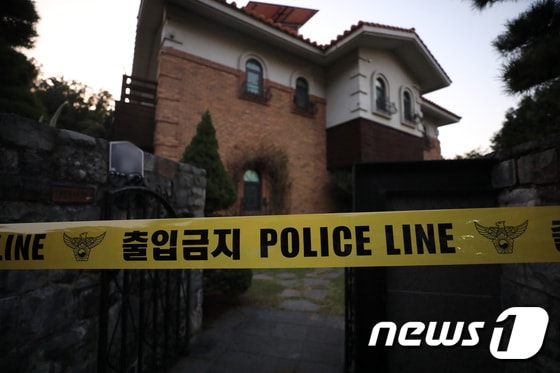 경기도 성남시 수정구 소재 설리의 자택이 통제되고 있다. 2019.10.14/뉴스1 © News1 조태형 기자