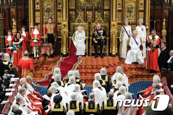 퀸스스피치를 위해 의회에 온 엘리자베스 2세여왕. © AFP=뉴스1
