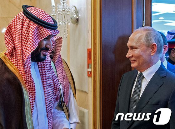 블라디미르 푸틴 러시아 대통령(오른쪽)과 무함마드 빈 살만 사우디아라비아 왕세자(왼쪽) © AFP=뉴스1 