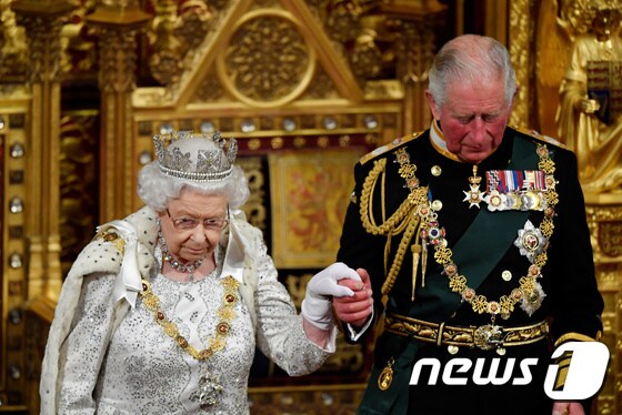 엘리자베스 2세 영국 여왕이 14일 (현지시간) 런던의 의회 개원식에서 65번째 ‘여왕의 연설’을 한 뒤 아들 찰스 왕세자와 함께 떠나고 있다. © 로이터=뉴스1 © News1 우동명 기자