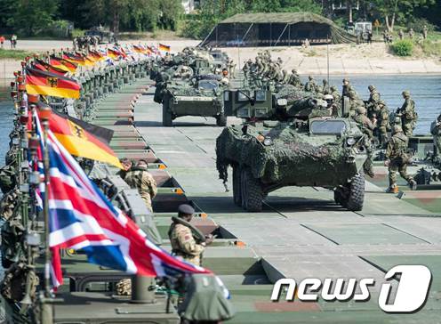 M3 자주도하장비. 2016년 실시한 아나콘다훈련에서 M3가 부교를 35분만에 구축했다. © 뉴스1