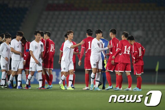 북한 축구대표팀과 한국 축구대표팀이 인사하는 모습. (대한축구협회 제공) /뉴스1 © News1 성동훈 기자