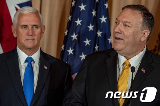 마이크 펜스 미국 부통령(왼쪽)과 마이크 폼페이오 국무장관. © AFP=뉴스1