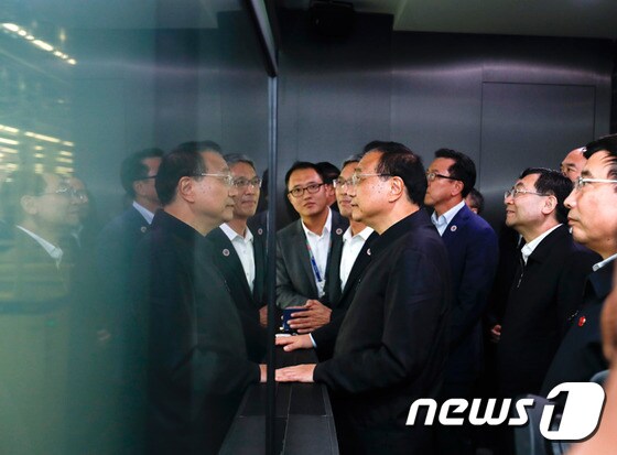 리커창 중국 총리가 지난 14일 중국 산시성 시안에 위치한 삼성 반도체 공장을 방문했다. © 뉴스1