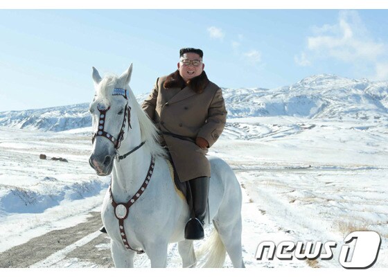 지난해 10월 백마를 타고 백두산에 오른 김정은 북한 국무위원장. 2019.10.16(노동신문) © 뉴스1