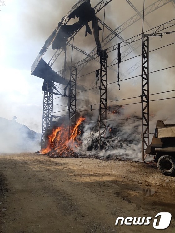 16일 오후 12시44분께 송산면 폐합성수지 처리공장에서 화재가 발생했다.(소방재난본부 제공) © 뉴스1