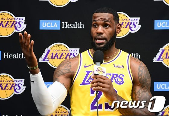 르브론 제임스가 기자회견을 하고 있다. 제임스는 LA 레이커스의 포드로, NBA의 대표적 스타다. © AFP=뉴스1 © News1 