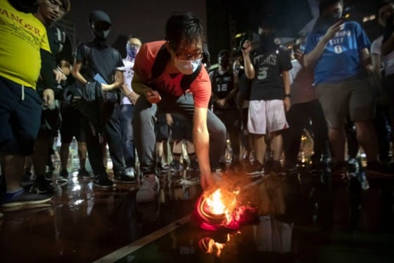한 홍콩인이 르브론 제임스의 유니폼을 태우고 있다. - 트위터 갈무리