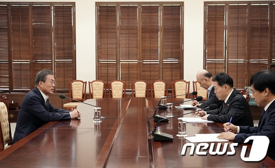 법무차관·검찰국장 만난 문재인 대통령
