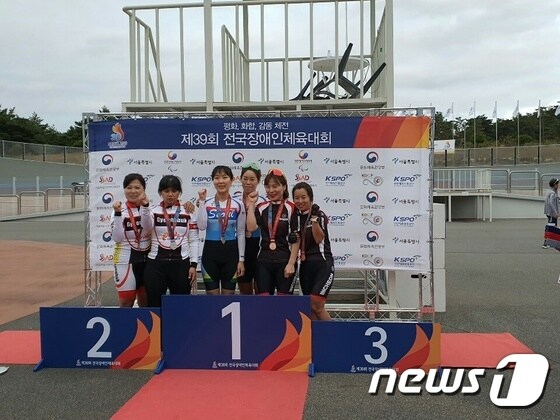 김지영(왼쪽 세 번째), 노효성 선수(왼쪽 네 번째)가 금메달을 획득하고 시상식에서 기념촬영을 하고 있다.© 뉴스1
