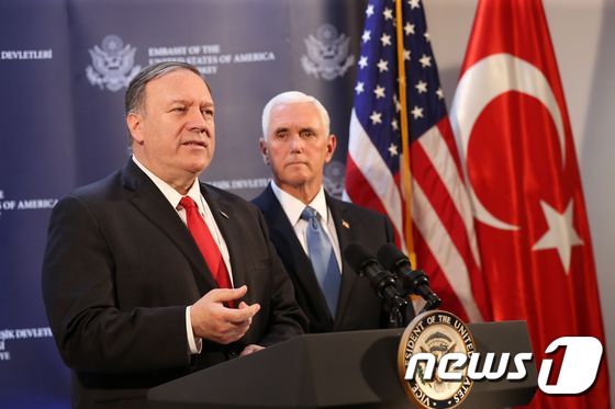터키 대통령과의 회담 뒤 기자회견하는 마이크 폼페이오 미국 국무장관(왼쪽)과 마이크 펜스 미 부통령. © AFP=뉴스1