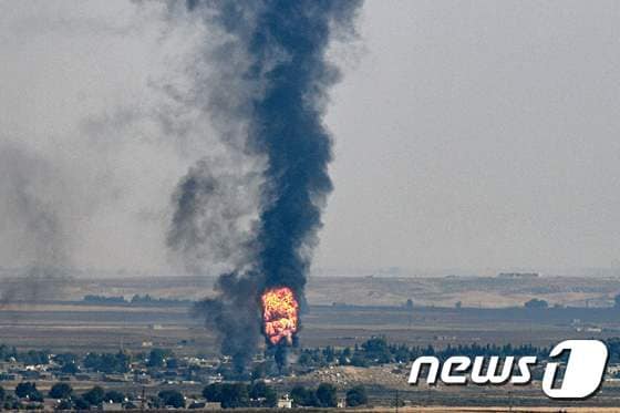 17일(현지시간) 시리아 라스 알 아인 마을에서 연기와 불길이 치솟고 있다. © AFP=뉴스1