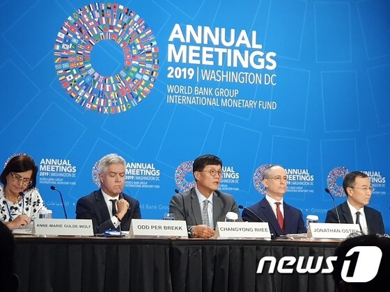 10월 18일 이창용 국제통화기금(IMF) 아시아·태평양 국장(가운데)이 질문에 답하고 있다. 2019.10.18© 뉴스1 이훈철 기자