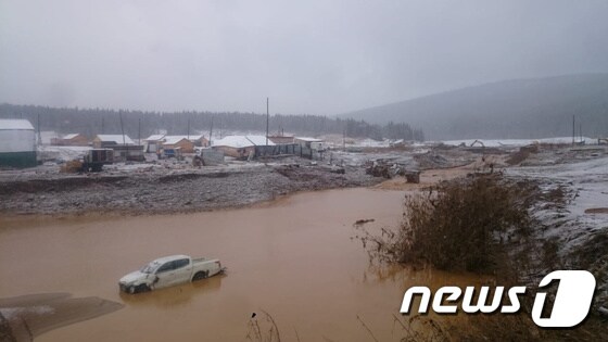 19일(현지시간) 댐 붕괴 사고가 발생한 러시아 크라스노야르스크주의 한 마을 모습. © 로이터=뉴스1