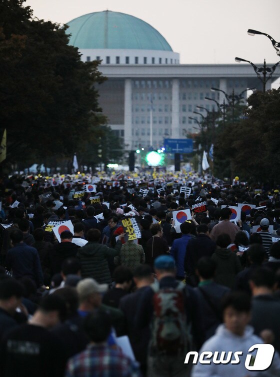 국회 앞 찾은 시민들 '검찰개혁 촉구'