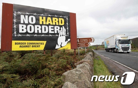 아일랜드와 영국령 북아일랜드 사이 국경·세관 부활을 반대하는 시위 패널 © AFP=뉴스1