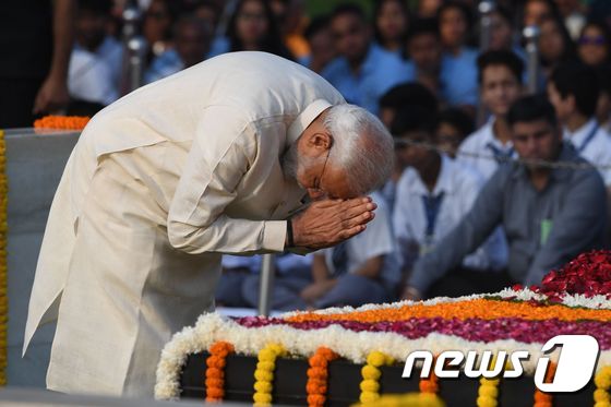 나렌드라 모디 인도 총리가 2일 뉴델리의 간디 추모공원인 라즈가트에서 열린 마하트마 간디 탄생 150주년 기념식서 예를 올리고 있다. © AFP=뉴스1 © News1 우동명 기자