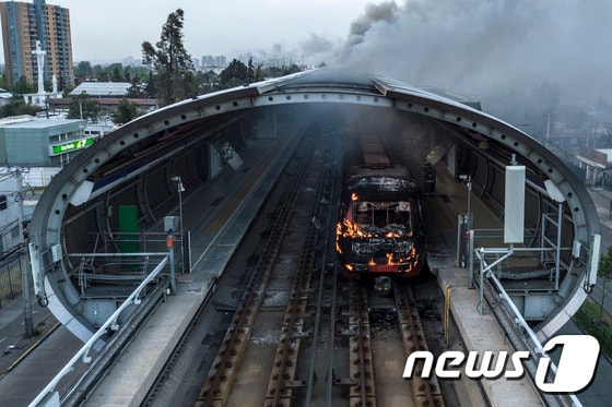 불에 탄 칠레 산티아고 지하철 역사 내부. © AFP=뉴스1