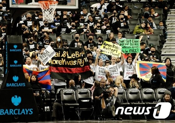 18일 뉴욕에서 열린 브루클리 네츠와 터론터 랩터스 경기에서 홍콩 시위를 지지하는 관중들이 '인권을 존중하라'는 피켓 등을 들고 시위를 벌이고 있다. © 로이터=뉴스1 © News1 박형기 기자