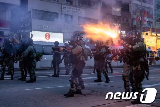20일 (현지시간) 카오룽 지역에 복면금지법 반대 등에 반대하는 홍콩 시위대를 향해 경찰이 최루탄을 발사하고 있다. © AFP=뉴스1 © News1 우동명 기자