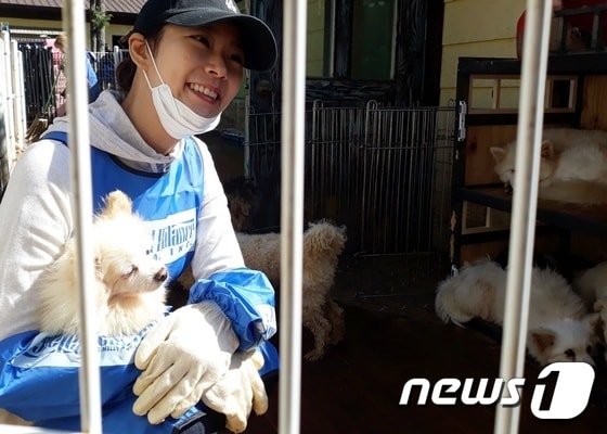 배우 한승연이 지난 19일 유기동물보호소에서 봉사활동을 했다. © 뉴스1 최서윤 기자