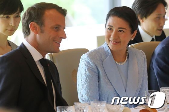 에마뉘엘 마크롱 프랑스 대통령과 통역 없이 대화를 나누는 마사코 왕비. © AFP=뉴스1