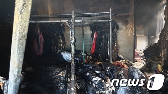 21일 오전 9시49분쯤 제주시 용담2동에 있는 세탁소에서 화재가 발생해 출동한 119가 10여 분만에 불을 껐다.(제주소방서 제공) 2019.10.21 /뉴스1 © News1