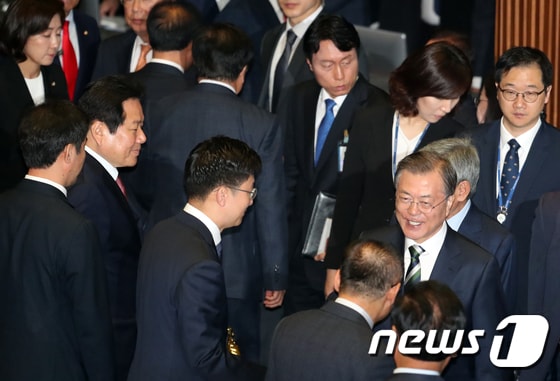 한국당 의원들과 인사하는 문재인 대통령