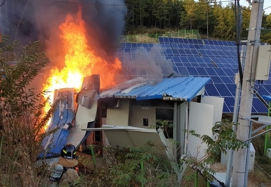 작년 10월 21일 오후 4시쯤 경남 하동군 진교면 태양광발전설비 에너지저장장치(ESS)에서 화재가 발생했다.(하동소방서 제공) © 뉴스1