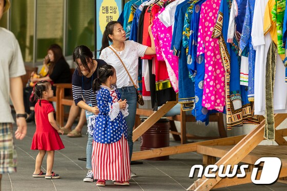 한 시민이 아시아 전통의상체험을 위해 옷을 고르고 있다.(아시아문화전당 제공) 2019.10.22 /뉴스1 © News1