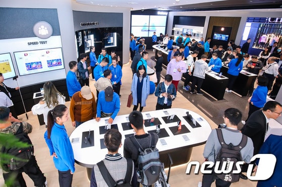 지난 18일 플래그십 스토어 개소 당시 중국인들이 삼성전자 제품을 살피는 모습. (삼성전자 제공) © 뉴스1