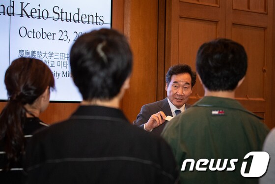 이낙연 총리가 '일본 학생들과의 대화'에 앞서 학생들과 인사하고 있다. 유승관 기자