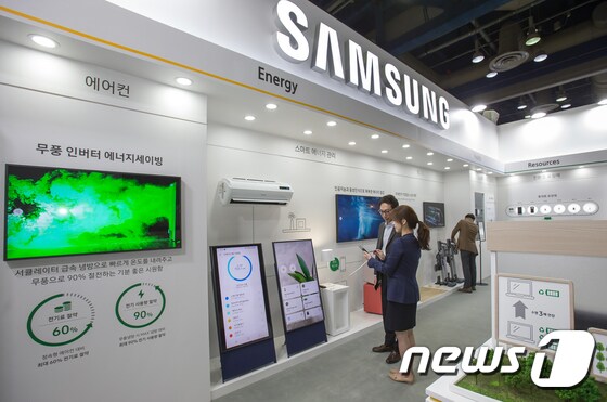 2019년 10월 서울 강남구 삼성동 코엑스에서 열린 '2019 대한민국 친환경대전'에서 삼성전자 직원이 가전제품의 에너지 사용량과 전기료를 손쉽게 관리할 수 있도록 도와주는 '스마트싱스 에너지 서비스'를 시연하고 있다. (삼성전자 제공)/뉴스1