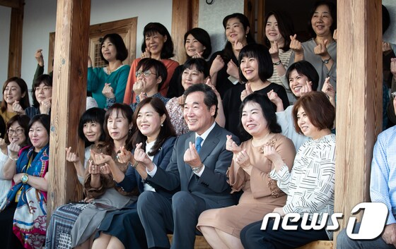 한국어 수강생들 만난 이낙연 총리 '코리안 하트'