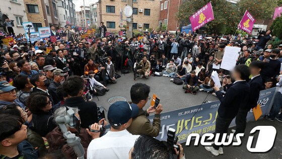'인헌고 앞에 모인 보수단체들'