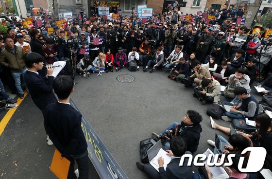 '인헌고 앞 기자회견에 몰려든 보수단체'