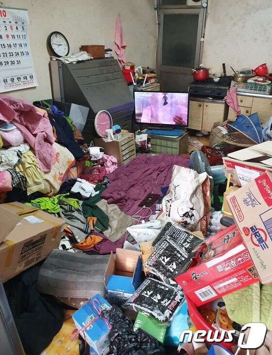 폐지와 쓰레기 약 7톤으로 뒤덮인 집(전주시 서신동 제공) © News1 김춘상 기자