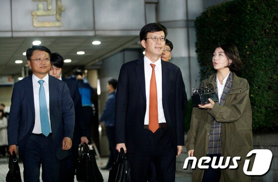 법원 나서는 김종근 변호사