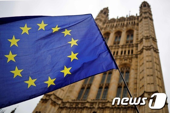 유럽연합(EU) 깃발이 영국 국회의사당 앞에서 펄럭이고 있다. © AFP=뉴스1