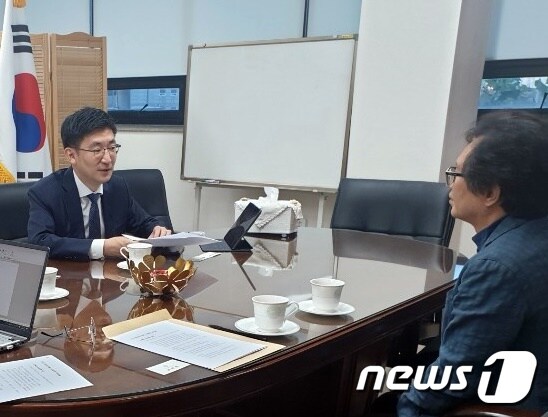 김세연 자유한국당 의원(왼쪽)과 이기재 한국펫산업소매협회장이 지난 22일 만나 대화를 하고 있다. © 뉴스1