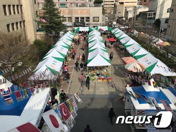 농협충남본부가 매주 금요일 대전에서 운영하는 금요장터 전경.© 뉴스1