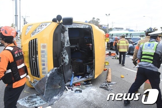 25일 오전 7시26분쯤 서울 송파구 방이동에서 운행 중이던 고등학교 통학버스가 SUV 차량과 충돌해 차량이 부서지고 학생들이 다치는 사고가 발생했다. 통학버스는 사고 여파로 맞은 편에서 신호대기 중이던 다른 승용차 1대도 들이 받았다. (송파소방서 제공) 2019.10.25/뉴스1 © News1 황덕현 기자