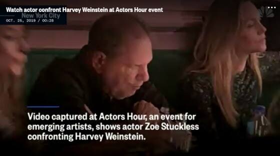여성들과 맨해튼의 한 바에서 열린 행사에 앉아 있는 하비 와인스타인<NBC뉴스 웹사이트 캡처>