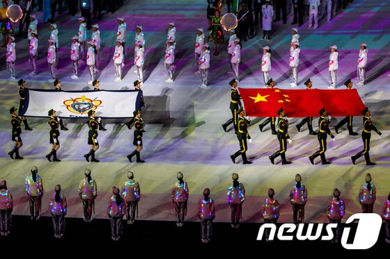 중국 허베이성 우한에서 열리는 7회 세계군인체육대회 개막식 장면. 주최국가인 중국의 오성홍기가 입장하고 있다. © 로이터=뉴스1